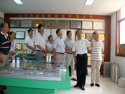 2012.7.28日山東天意兩項(xiàng)科技成果鑒定順利通過，北京領(lǐng)導(dǎo)專家，到我公司參觀指導(dǎo)