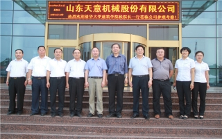 清華大學(xué)建筑設(shè)計(jì)研究院副院長(zhǎng)、研究員侯建群蒞臨