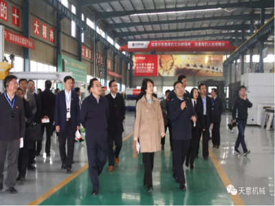 濟(jì)寧市委常委、組織部部長(zhǎng)孔凡萍帶領(lǐng)全市“兩新”組織黨建工作現(xiàn)場(chǎng)觀摩團(tuán)蒞臨天意機(jī)械調(diào)研指導(dǎo)
