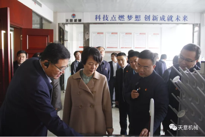 濟(jì)寧市委常委、組織部部長(zhǎng)孔凡萍帶領(lǐng)全市“兩新”組織黨建工作現(xiàn)場(chǎng)觀摩團(tuán)蒞臨天意機(jī)械調(diào)研指導(dǎo)
