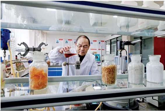 聘用高?？萍既藛T做技術(shù)顧問（王勉勵(lì) / 攝影）